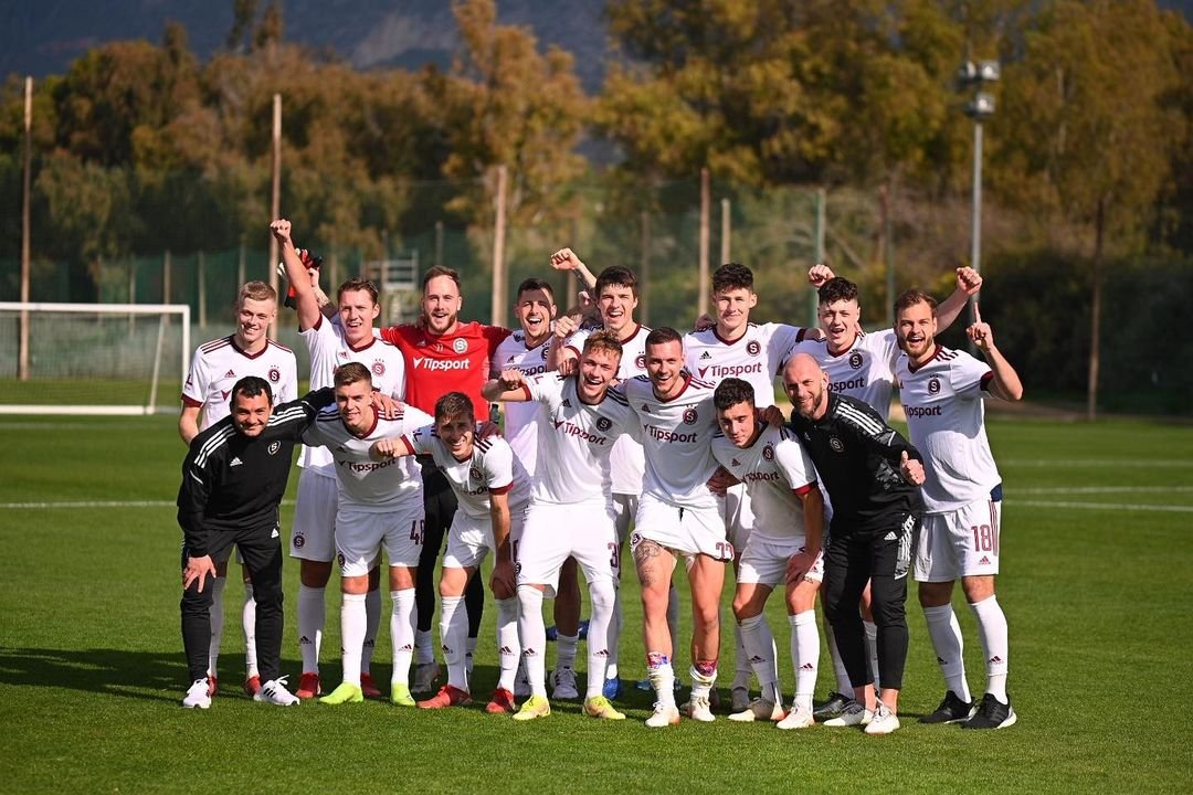 ✌️ Modelový zápas vyhrál 3:1 bílý tým!

⚽️ O jeho branky se postarali Haraslín, LK37 a Juliš. Za modré se trefil Sejk. #acsparta 

❓ Tipovali jste správně? ?